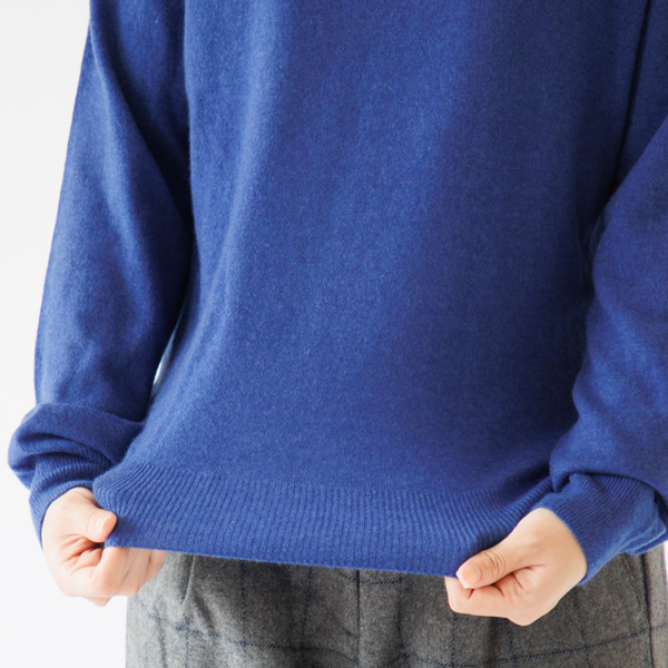 独自の技術により、単糸でありながらも斜行を防ぐことで、カシミヤ本来のしなやかさと軽やかさを最大限に引き出しました。