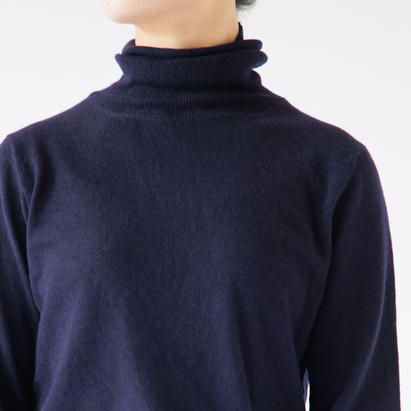 非常に細いカシミヤ糸で、薄手でもきちんと暖かい