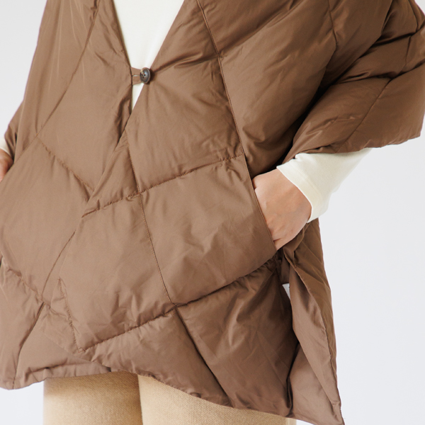 両サイドにはハンドポケットが付いており、手を温める役目も。 両サイドにはハンドポケットが付いており、手を温める役目も。