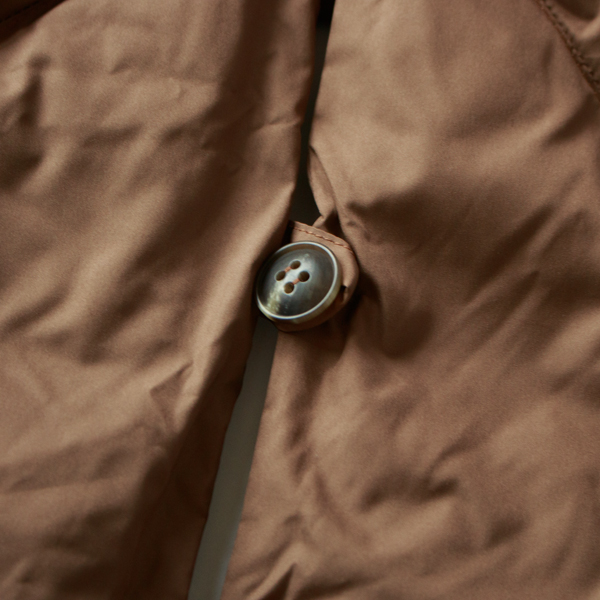 前をボタンで留められる仕様になっています。 前をボタンで留められる仕様になっています。