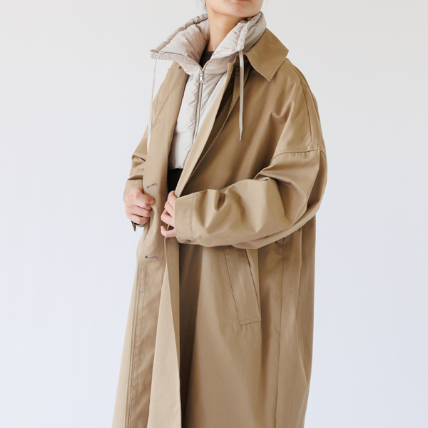 ドローコードがアクセントになっており、アウターの下に重ねた時にもポイントになるアイテム。 ドローコードがアクセントになっており、アウターの下に重ねた時にもポイントになるアイテム。