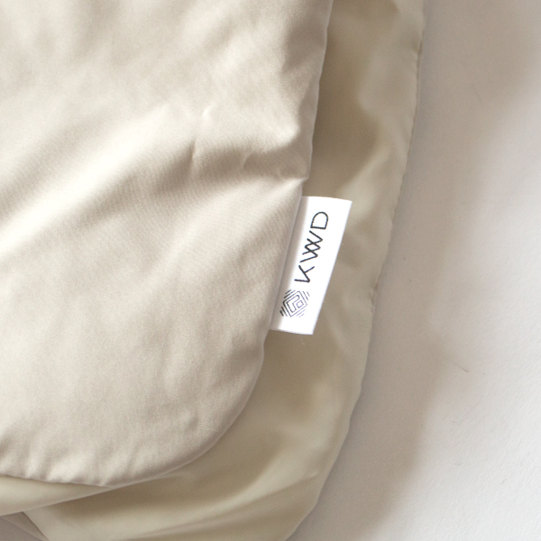 軽さとしなやかさを両立したポリエステルマイクロタフタを表地に採用。 軽さとしなやかさを両立したポリエステルマイクロタフタを表地に採用。