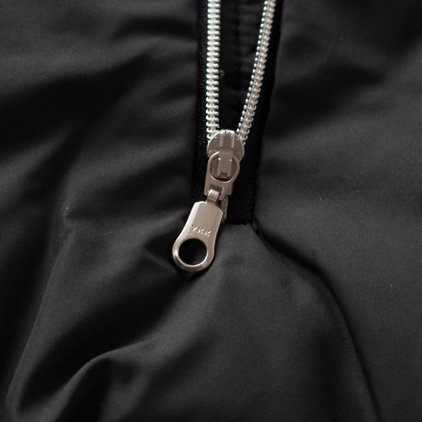 ファスナーで開閉ができます。 ファスナーで開閉ができます。