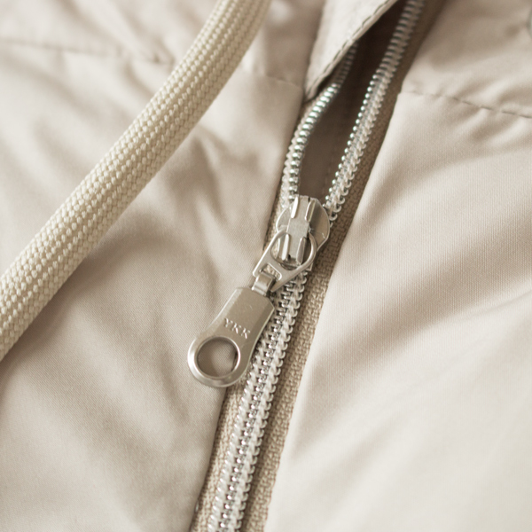 ファスナーで開閉ができます。