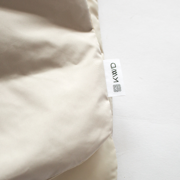 軽さとしなやかさを両立したポリエステルマイクロタフタを表地に採用。