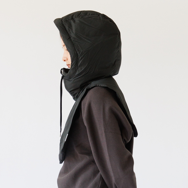 大きめのフードで、被るとしっかりと耳元まで暖めてくれます。(Black)