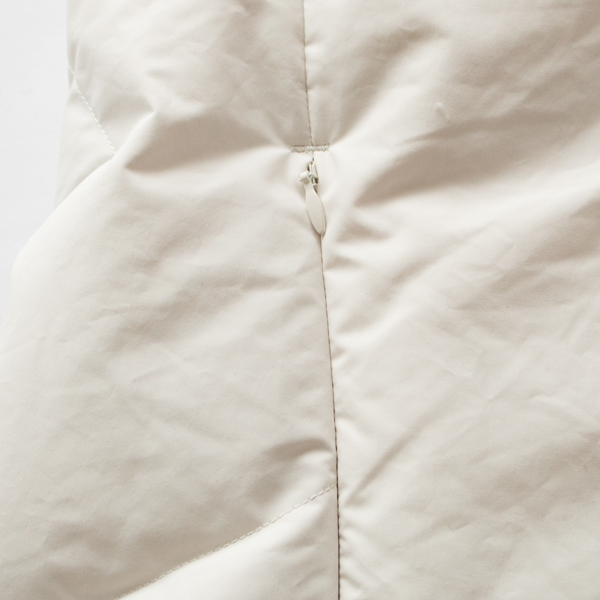 ファスナーつきのポケット。