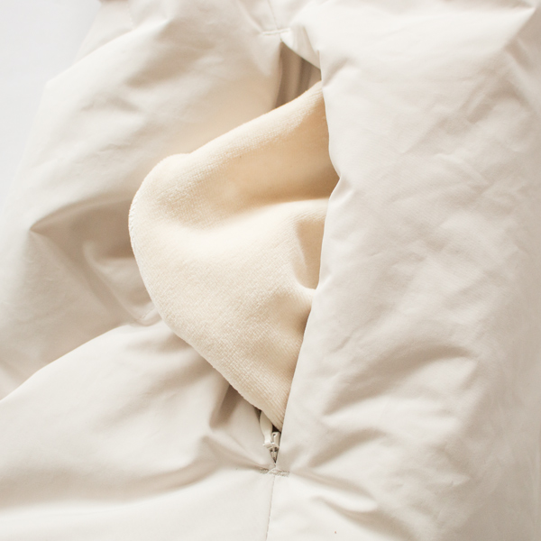 ファスナーつきのポケット。