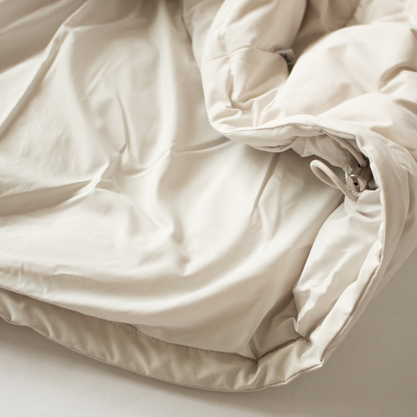 日本国内の信頼のおける農場で飼育されている食用のダッグの羽毛を使用。