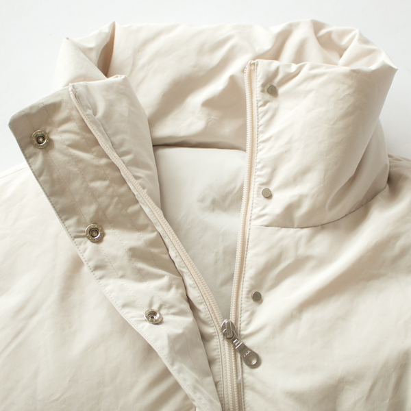 襟にもたっぷりダウンが入っており、保温性も抜群。