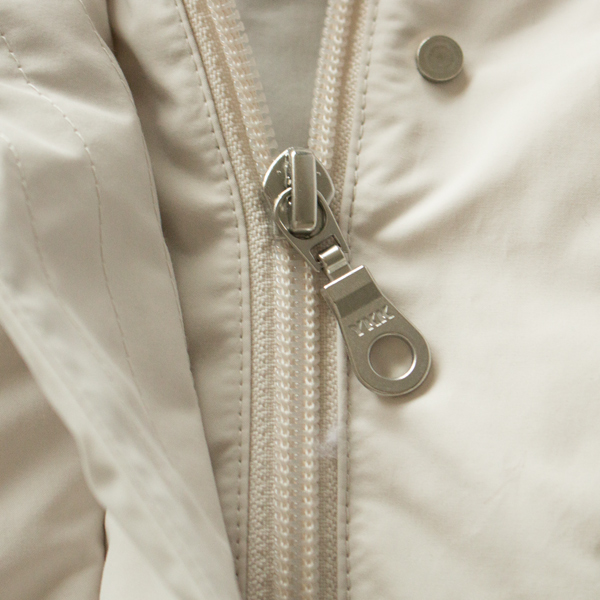 メインのファスナーは、開閉しやすいデザイン