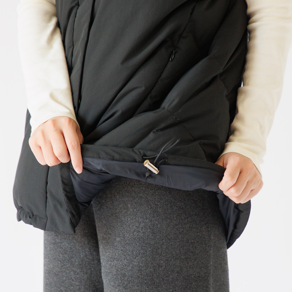 裾にはドローコードがついており、シルエットを調整できます。