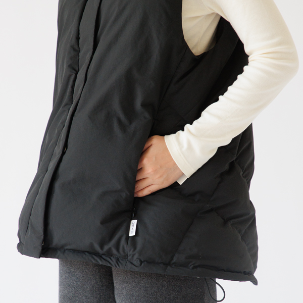 ファスナー付きのポケットが両サイドにあります。