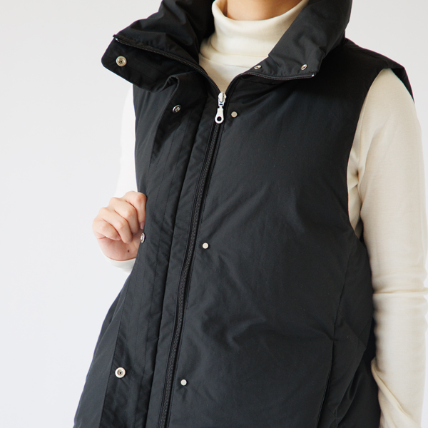 フロントはファスナーとホックの二重仕様で