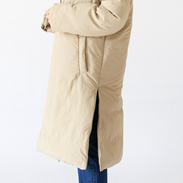 両サイドのスリットはコンシールファスナー付きで、開ければ足捌きもよくなります。 両サイドのスリットはコンシールファスナー付きで、開ければ足捌きもよくなります。