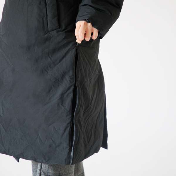 両サイドのスリットはコンシールファスナー付きで、開ければ足捌きもよくなります。 両サイドのスリットはコンシールファスナー付きで、開ければ足捌きもよくなります。