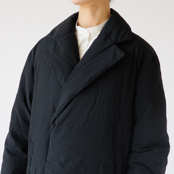 チェスターコートをベースにしたデザイン。 チェスターコートをベースにしたデザイン。