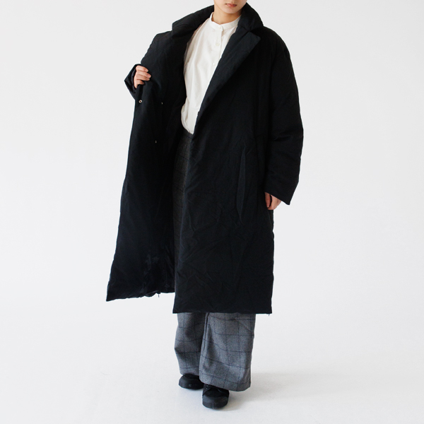 ダウンジャケット特有のもこもことしたシルエットではなく、フォーマルなシーンでも着やすいデザインのダウンジャケット。 ダウンジャケット特有のもこもことしたシルエットではなく、フォーマルなシーンでも着やすいデザインのダウンジャケット。