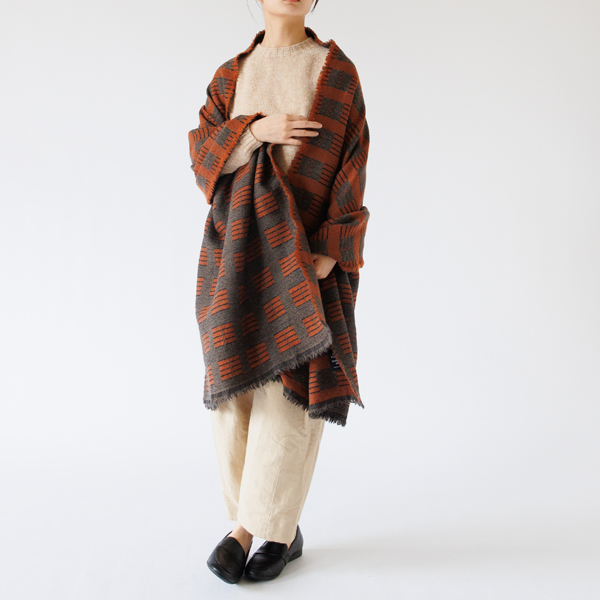 肩から羽織り、室内での冷え対策に 肩から羽織り、室内での冷え対策に