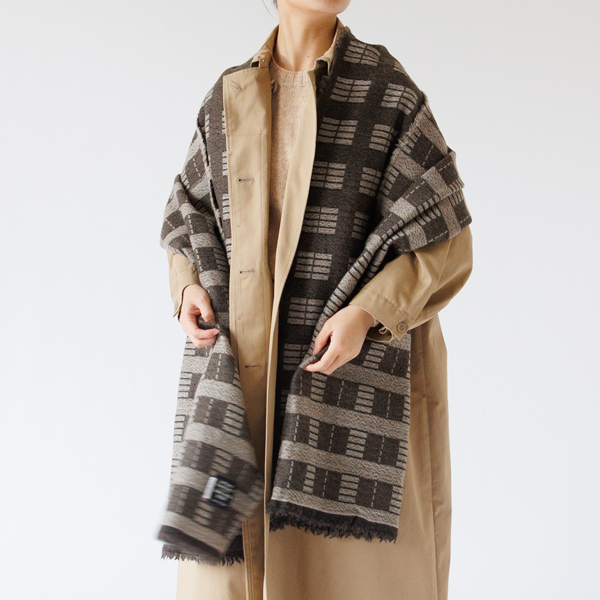 コートの上から羽織って(whitebrown・身長163cm) コートの上から羽織って(whitebrown・身長163cm)