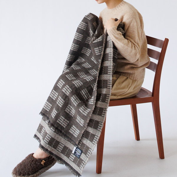 室内では膝掛けとして 室内では膝掛けとして