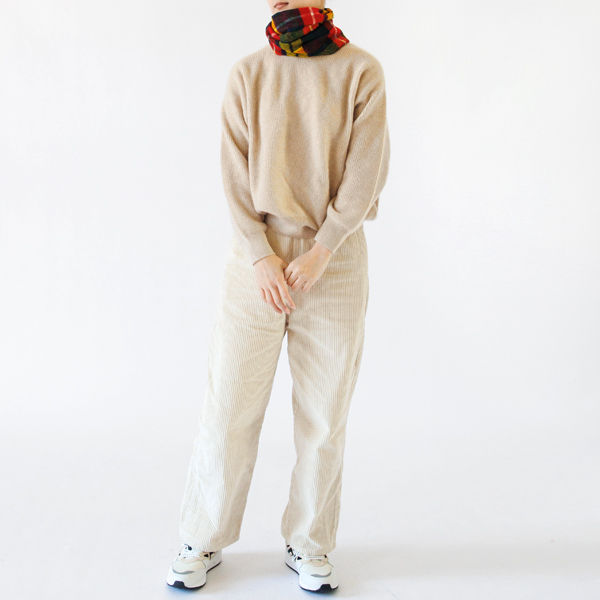 首元にしっかり巻いてもアクセントになる鮮やかな色