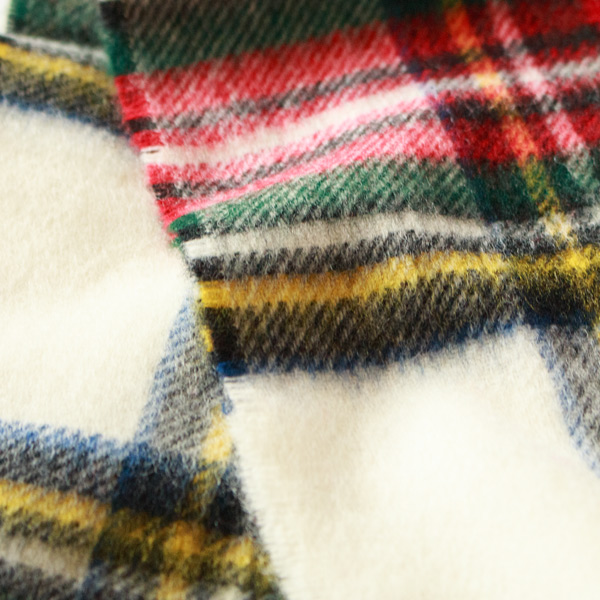 白地にチェックが女の子らしい