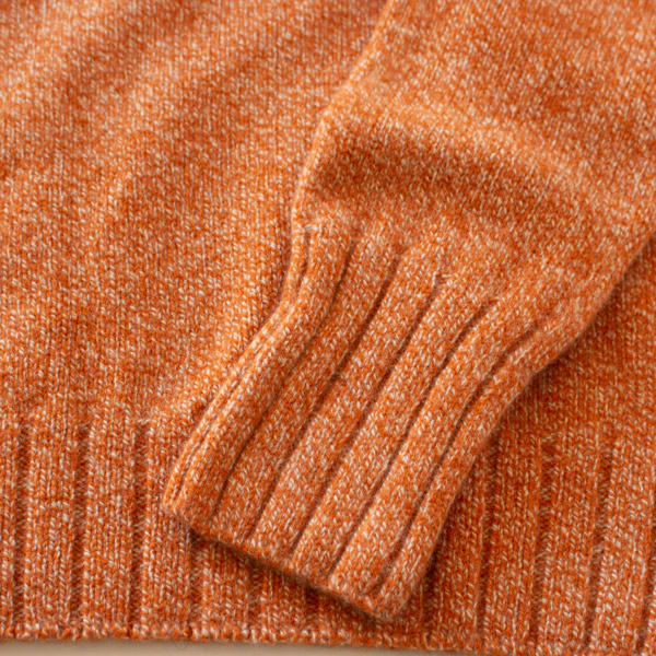 袖口と裾周りには太めのリブ 袖口と裾周りには太めのリブ