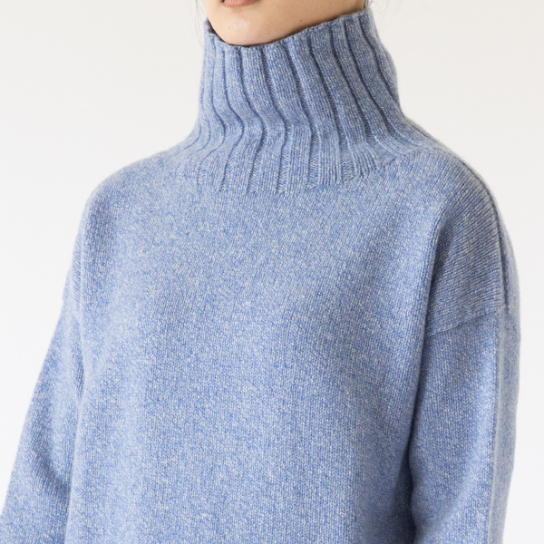 ミックス糸と無地糸を重ねて撚りをかけた表情豊かな風合い ミックス糸と無地糸を重ねて撚りをかけた表情豊かな風合い