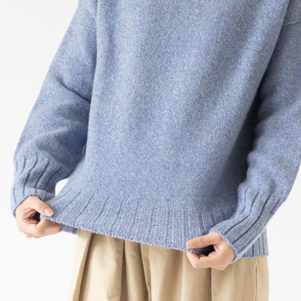 裾周りには太めのリブ 裾周りには太めのリブ