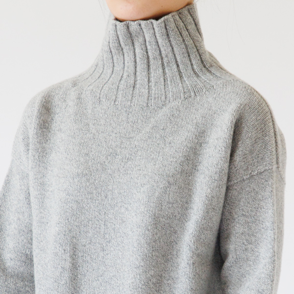ハイネックに施された編み込み模様が目を惹くタートルネック ハイネックに施された編み込み模様が目を惹くタートルネック