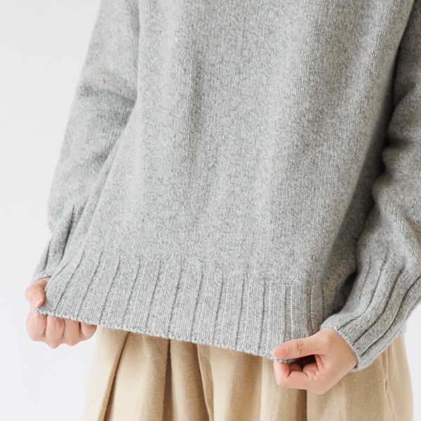 ミックス糸と無地糸を重ねて撚りをかけた表情豊かな風合い ミックス糸と無地糸を重ねて撚りをかけた表情豊かな風合い