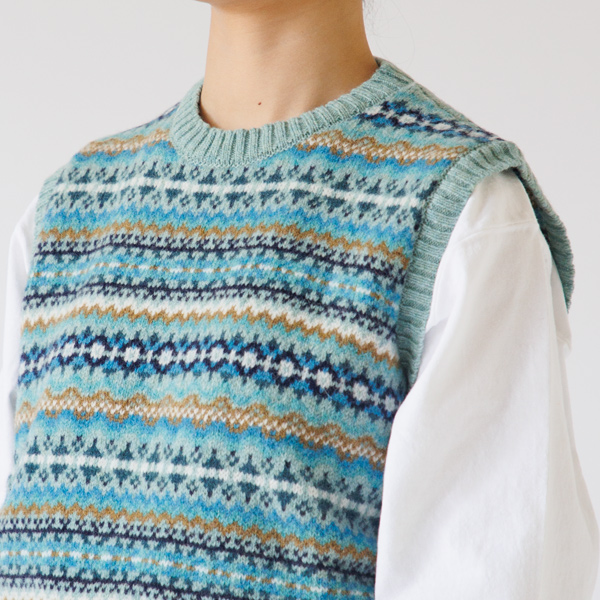 シャツやカットソーとのレイヤードで暖かい