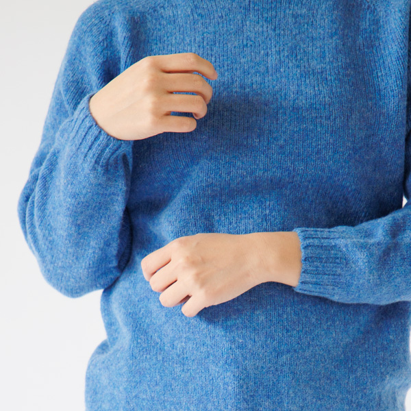 袖と裾のリブが体に自然とフィットします 袖と裾のリブが体に自然とフィットします