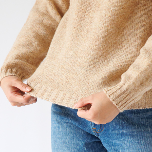 ベーシックな形のセーターです