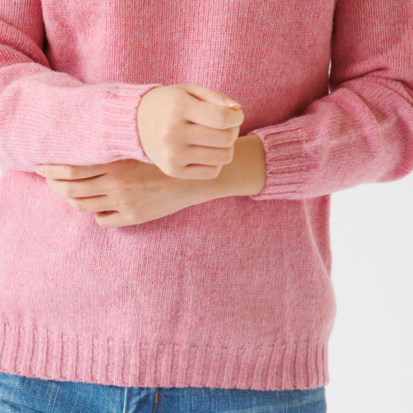 袖と裾のリブが体に自然とフィットします 袖と裾のリブが体に自然とフィットします