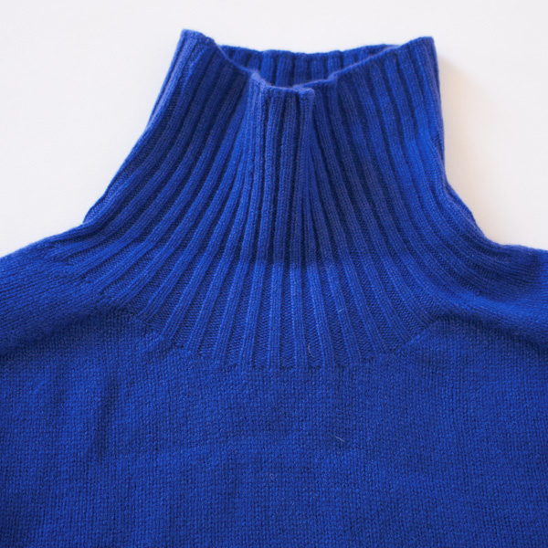 タートルネックは折っても伸ばしても着ることができます タートルネックは折っても伸ばしても着ることができます