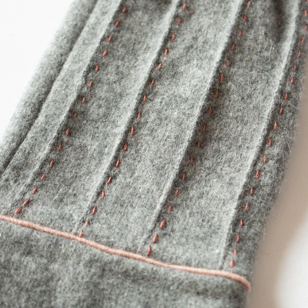 ピンクベージュの糸でパイピング(GREY) ピンクベージュの糸でパイピング(GREY)