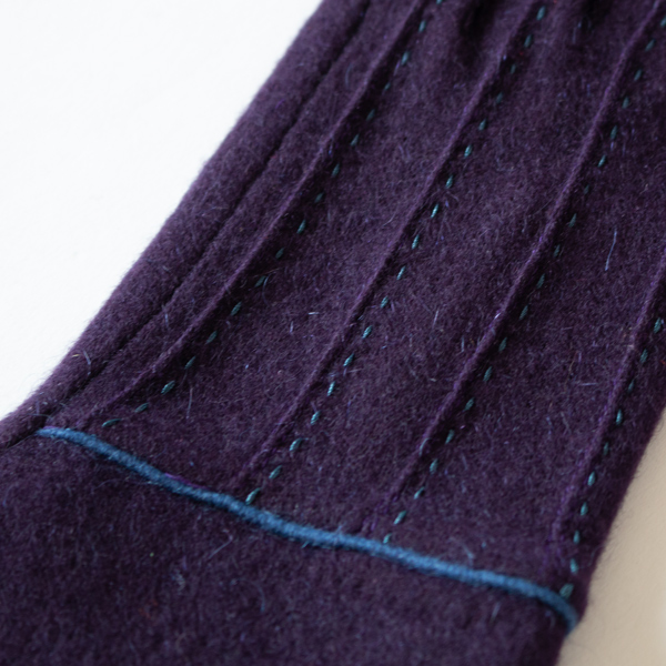 ブルーの刺繍で(PURPLE) ブルーの刺繍で(PURPLE)