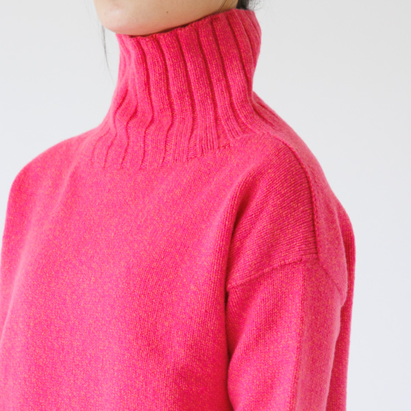 ネックの編みが目を引くデザイン ネックの編みが目を引くデザイン