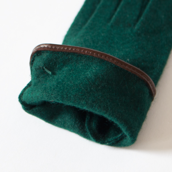 ブラウンの羊革パイピングがアクセント(DARK GREEN) ブラウンの羊革パイピングがアクセント(DARK GREEN)