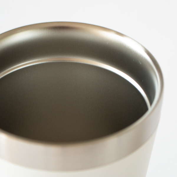 口が広いことで、氷も気兼ねなく入れられますし、飲み物のほかに、スープなどを入れて使っても。