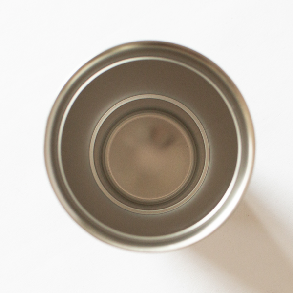 ステンレス製の真空断熱の二層構造になっているので、温かい飲み物も冷たい飲み物にも使えて、温度を保ってくれます。