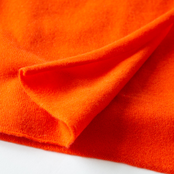 巻いた時に動きが出るよう、マフラーの端がくるんとしているのもポイント(ORANGE) 巻いた時に動きが出るよう、マフラーの端がくるんとしているのもポイント(ORANGE)