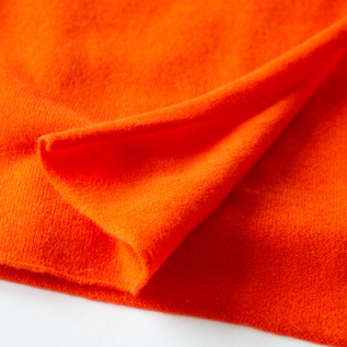 巻いた時に動きが出るよう、マフラーの端がくるんとしているのもポイント(ORANGE) 巻いた時に動きが出るよう、マフラーの端がくるんとしているのもポイント(ORANGE)