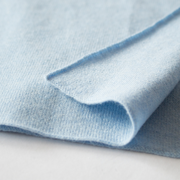 巻いた時に動きが出るよう、マフラーの端がくるんとしているのもポイント(PALE BLUE) 巻いた時に動きが出るよう、マフラーの端がくるんとしているのもポイント(PALE BLUE)