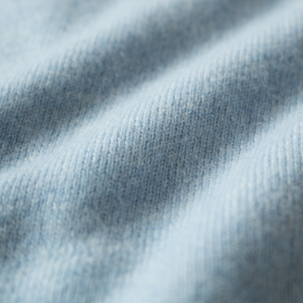 うっとりするほど柔らかで上質なカシミヤです(PALE BLUE) うっとりするほど柔らかで上質なカシミヤです(PALE BLUE)