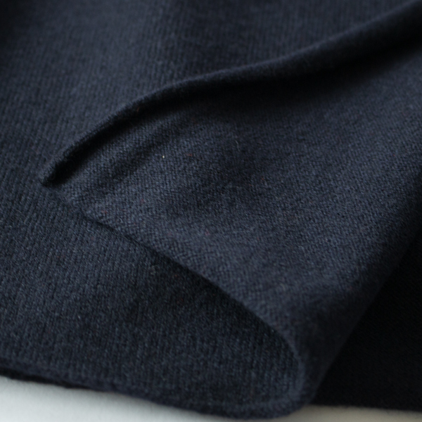巻いた時に動きが出るよう、マフラーの端がくるんとしているのもポイント(NAVY) 巻いた時に動きが出るよう、マフラーの端がくるんとしているのもポイント(NAVY)