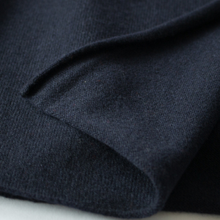 巻いた時に動きが出るよう、マフラーの端がくるんとしているのもポイント(NAVY) 巻いた時に動きが出るよう、マフラーの端がくるんとしているのもポイント(NAVY)