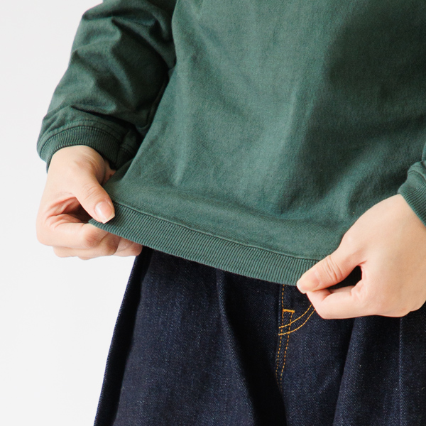 裾はリブになっているので、大きめサイズでもだらしなくなりません(M・身長163cm) 裾はリブになっているので、大きめサイズでもだらしなくなりません(M・身長163cm)